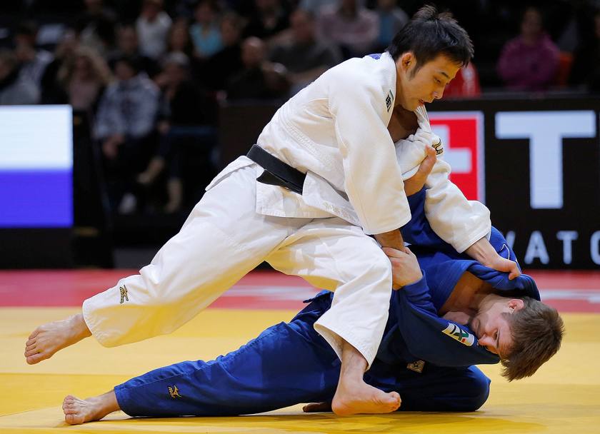 Parigi, grande slam internazionale di judo: il giapponese Naohisa takato contro il francese Vincent Manquest durante le prove eliminatorie(Reuters)
